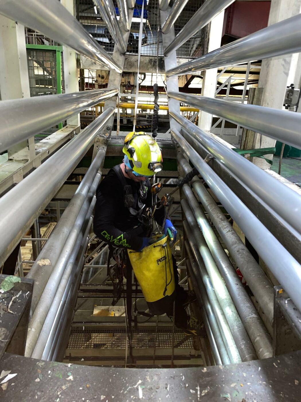Nettoyage en hauteur de machines industrielles